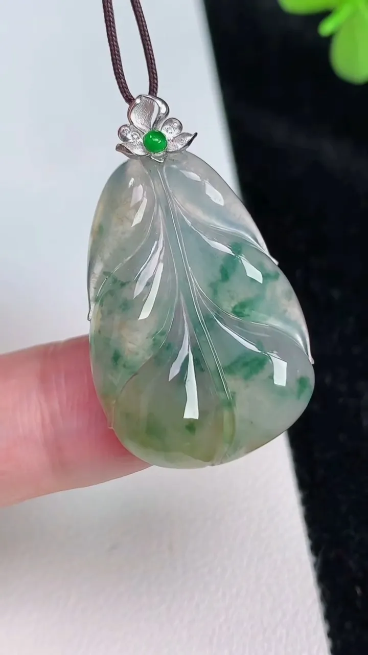 天然A货翡翠种飘花金枝玉叶叶子吊坠，尺寸35-30-21.3-5.2，重量:6.32g
6月27日
