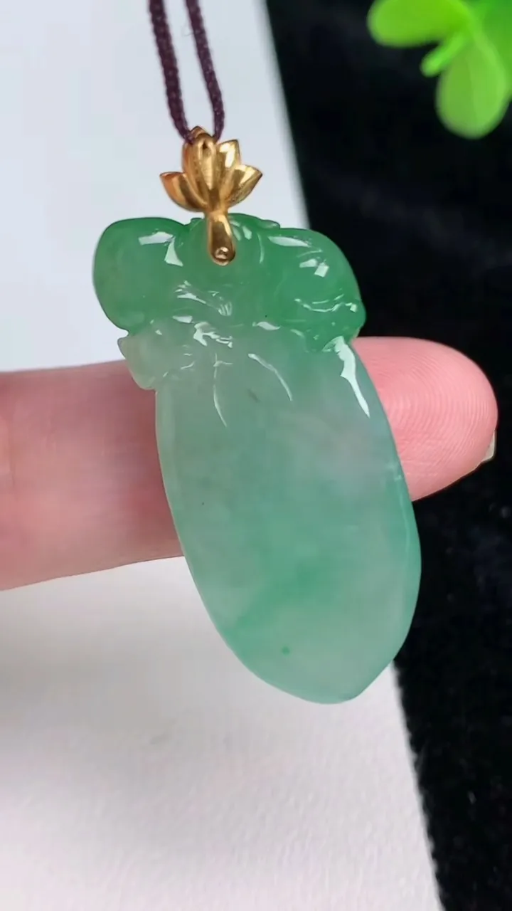 天然A货翡翠福瓜吊坠，尺寸36-15.5-5.6，重量:7.24g
6月27日