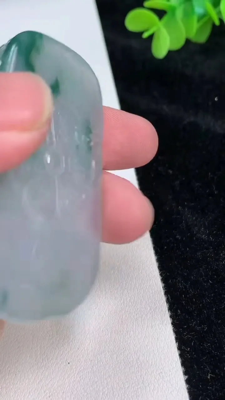 天然A货翡翠飘花大势至观音菩萨吊坠，尺寸59-37-6.4，重:28.15g
6月27日