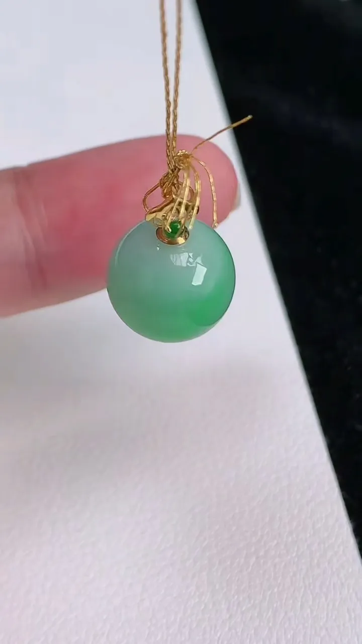 天然A货翡翠圆珠吊坠，尺寸12，重量:3.20g6月27日
工厂直销收藏佳品,种好水足，色泽均匀，有种有色，上手高大气！