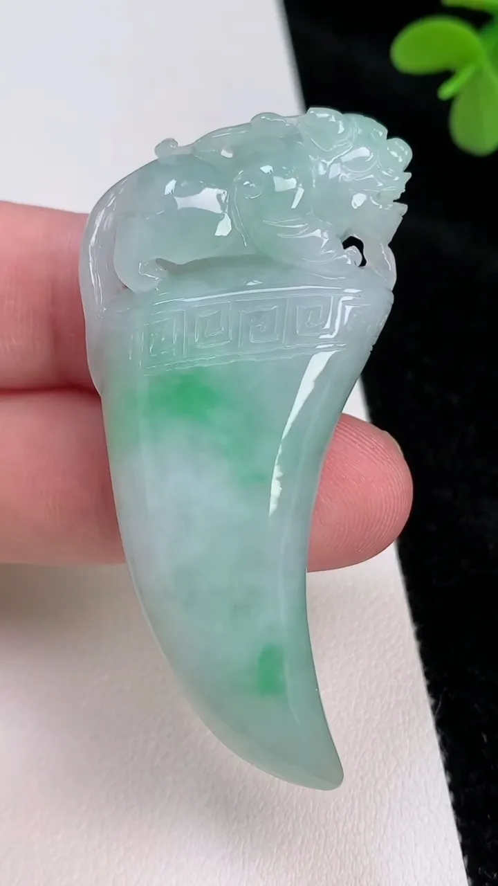 天然A货翡翠狼牙吊坠，尺寸58.4-27.2-9.6，重量:25.74g
6月27日