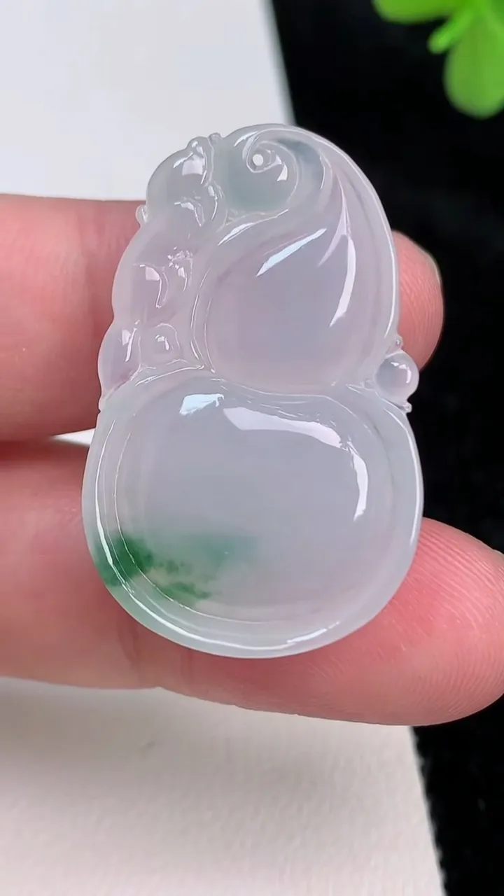 天然A货翡翠冰种飘花葫芦吊坠，尺寸34.7-22.2-6，重量:8.45g
6月27日