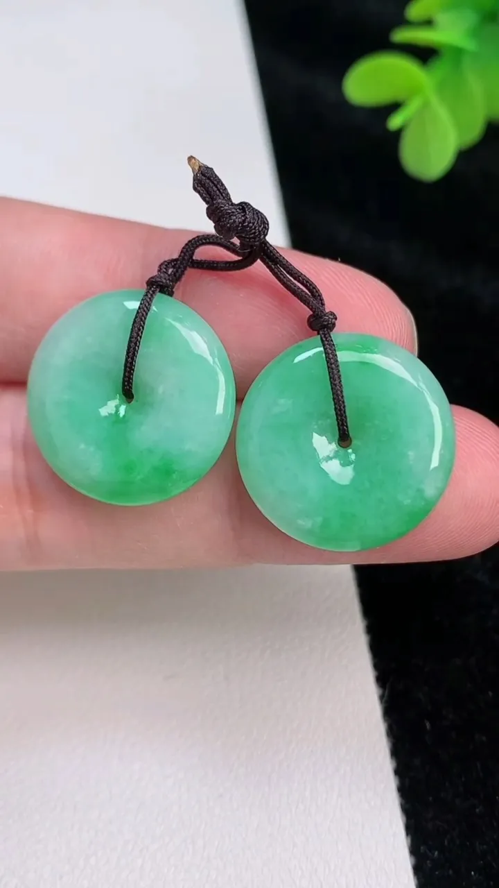 天然A货翡翠平安扣吊坠一对，尺寸20-4.3，重量:7.62g
6月27日