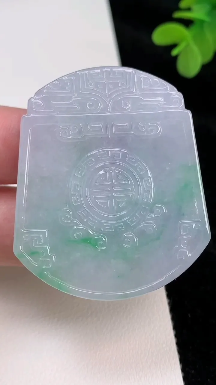 天然A货翡翠仿古无事牌吊坠，尺寸48.2-41.2-5.3，重量:28.16g
6月27日