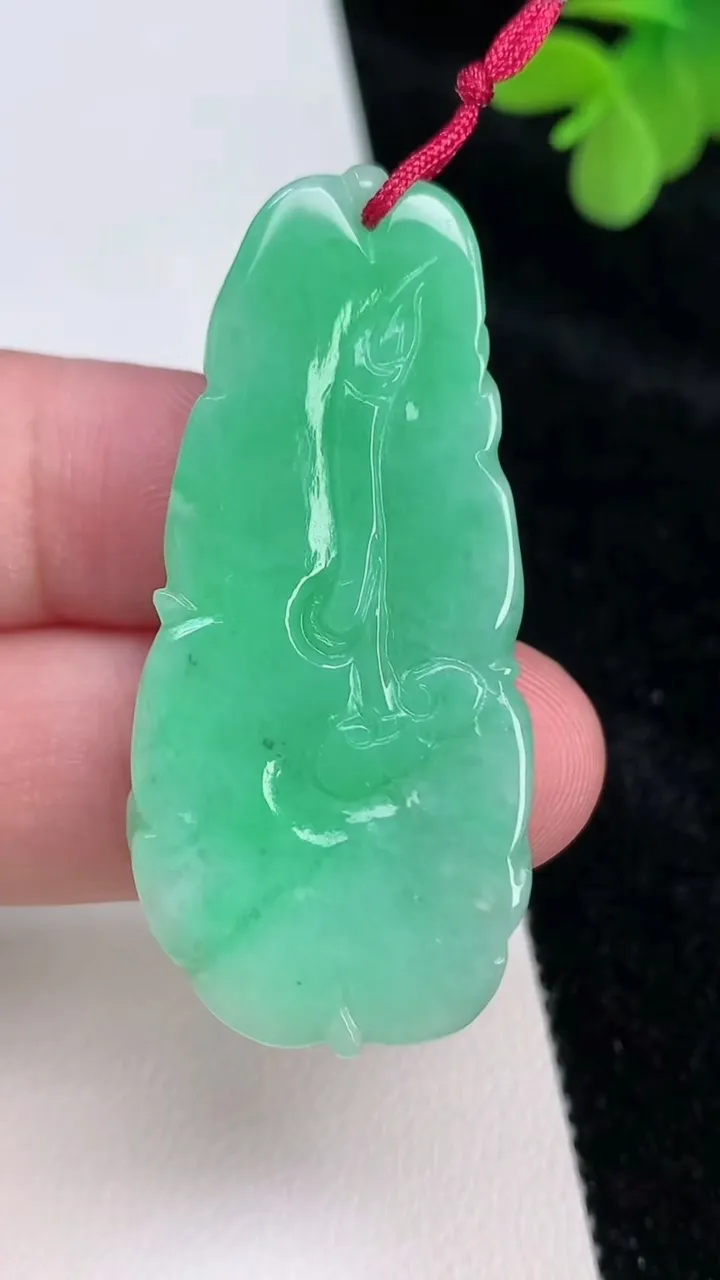 天然A货翡翠年年有余荷叶鱼吊坠，尺寸48-21.8-6.4，重量:12.29g
6月27日