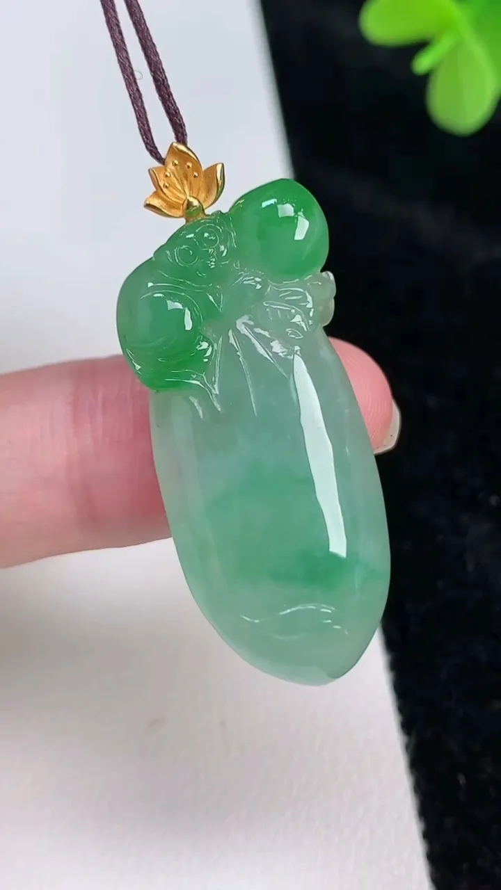 天然A货翡翠福瓜吊坠，尺寸36-15.5-5.6，重量:7.24g
6月27日