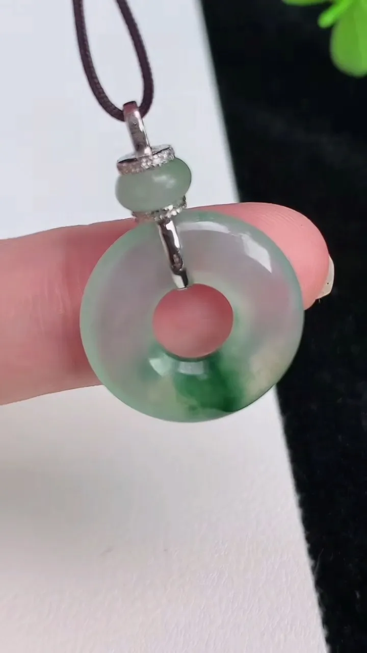 天然A货翡翠平安扣吊坠，尺寸18.8-2.6，重量:3.13g
6月27日