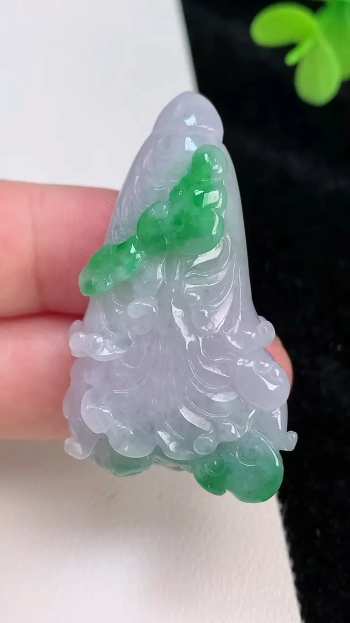 天然A货翡翠白菜吊坠，尺寸45.8-28-11.5，重量:22.76g
6月27日