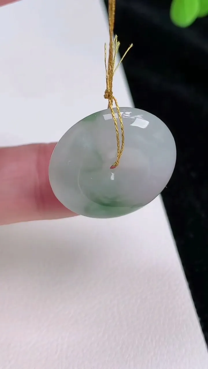 天然A货翡翠飘花平安扣吊坠，尺寸23-5.6，重量:6.18g
6月27日