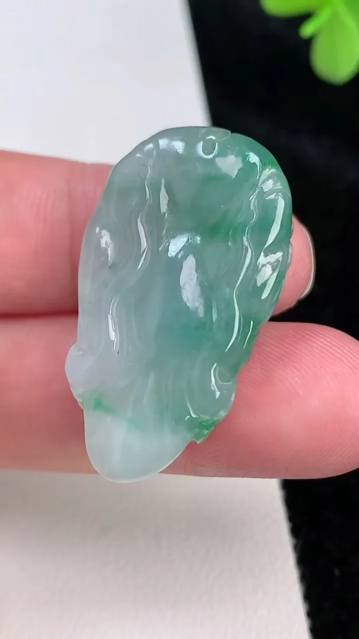 天然A货翡翠龙牌吊坠，尺寸34.8-19.8-10，重量:10.60g
6月27日