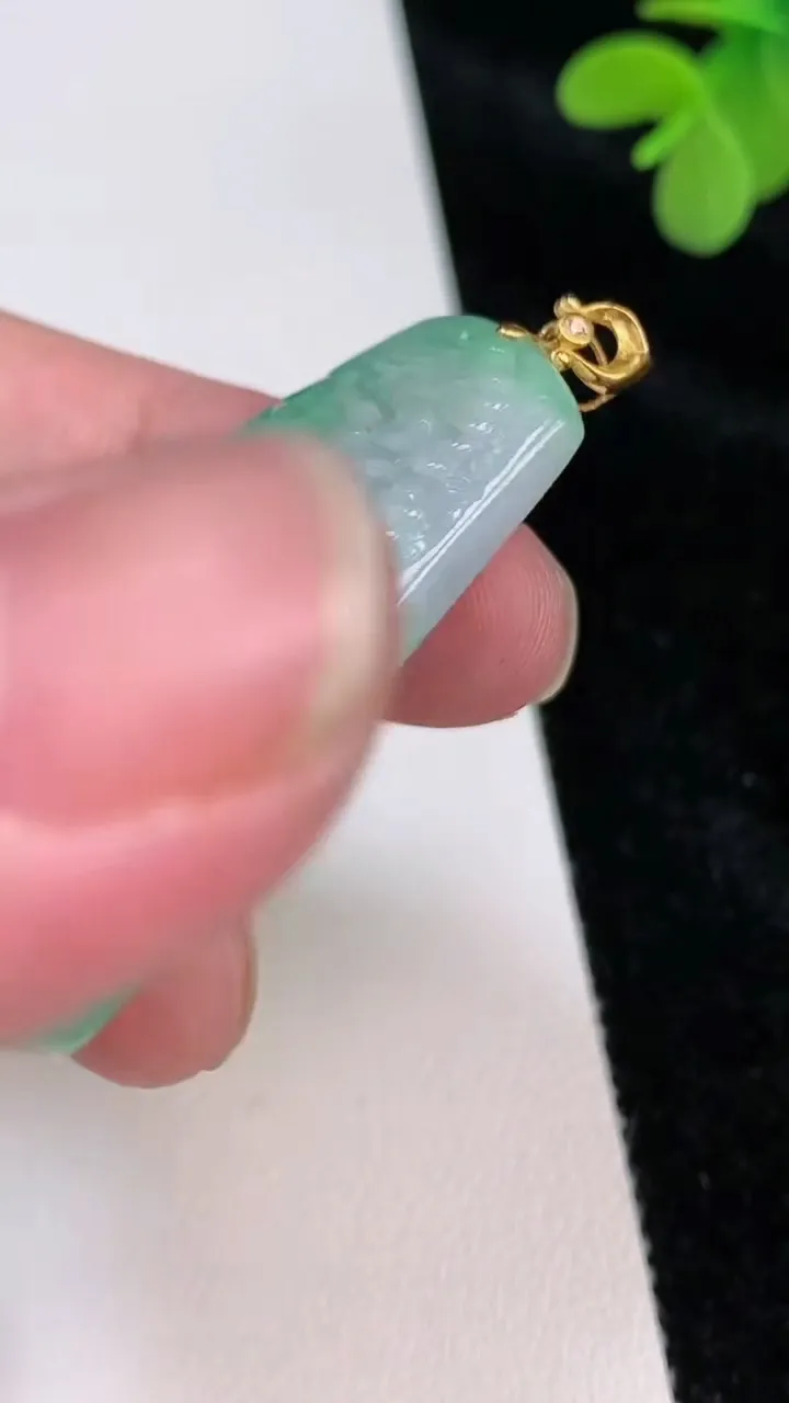 天然A货翡翠山水牌吊坠，尺寸43.8-33.3-6.4，重量:16.04g
6月27日
