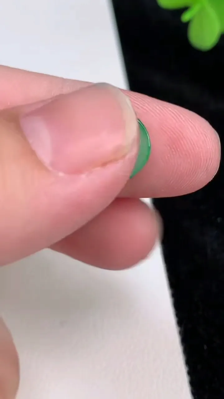 天然A货翡翠金枝玉叶 叶子吊坠，尺寸25.7-14.2-1.8，重量:1.47g
6月27日