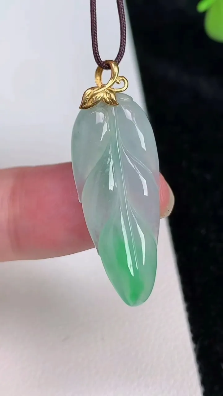 天然A货翡翠金枝玉叶 叶子吊坠，尺寸31-12.4-3.6，重量:2.86g
6月27日