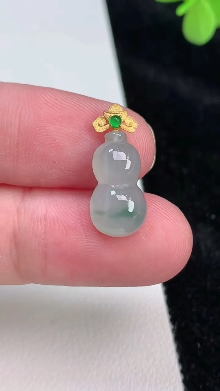 天然A货翡翠种飘花葫芦吊坠，尺寸20.3-8.7-4.8，重量:1.45g
6月27日