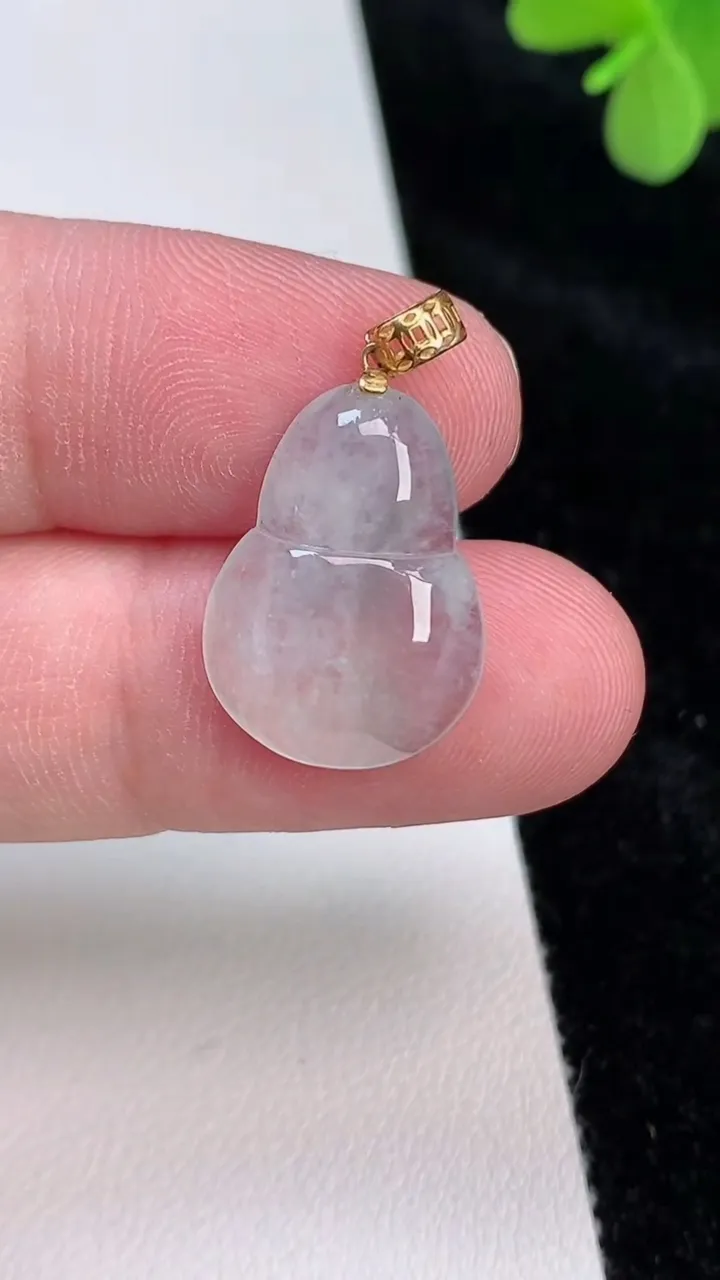 天然A货翡翠葫芦吊坠，尺寸19.4-14.5-4，重量:2.17g
6月27日