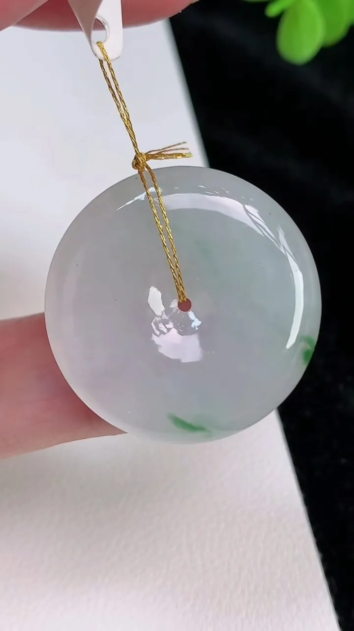 天然A货翡翠平安扣吊坠，尺寸28.6-5.6，重量:9.70g
6月27日