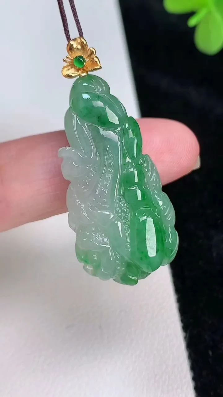 天然A货翡翠白菜吊坠，尺寸34.3-17.5-8，重量:8.33g
6月27日