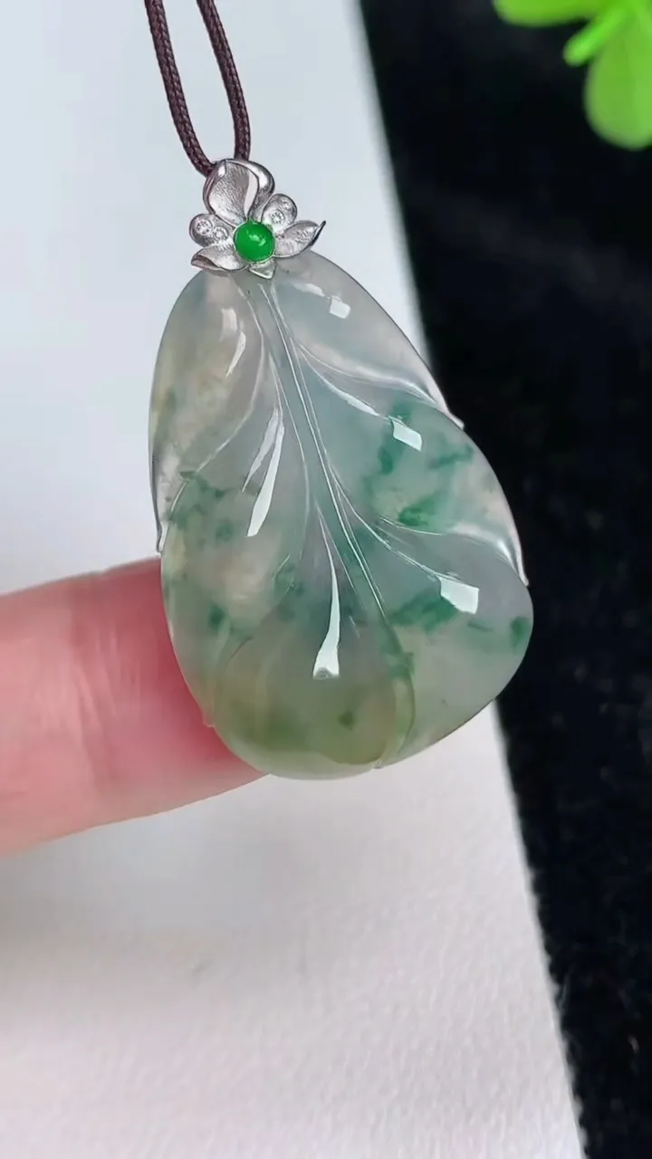 天然A货翡翠种飘花金枝玉叶叶子吊坠，尺寸35-30-21.3-5.2，重量:6.32g
6月27日