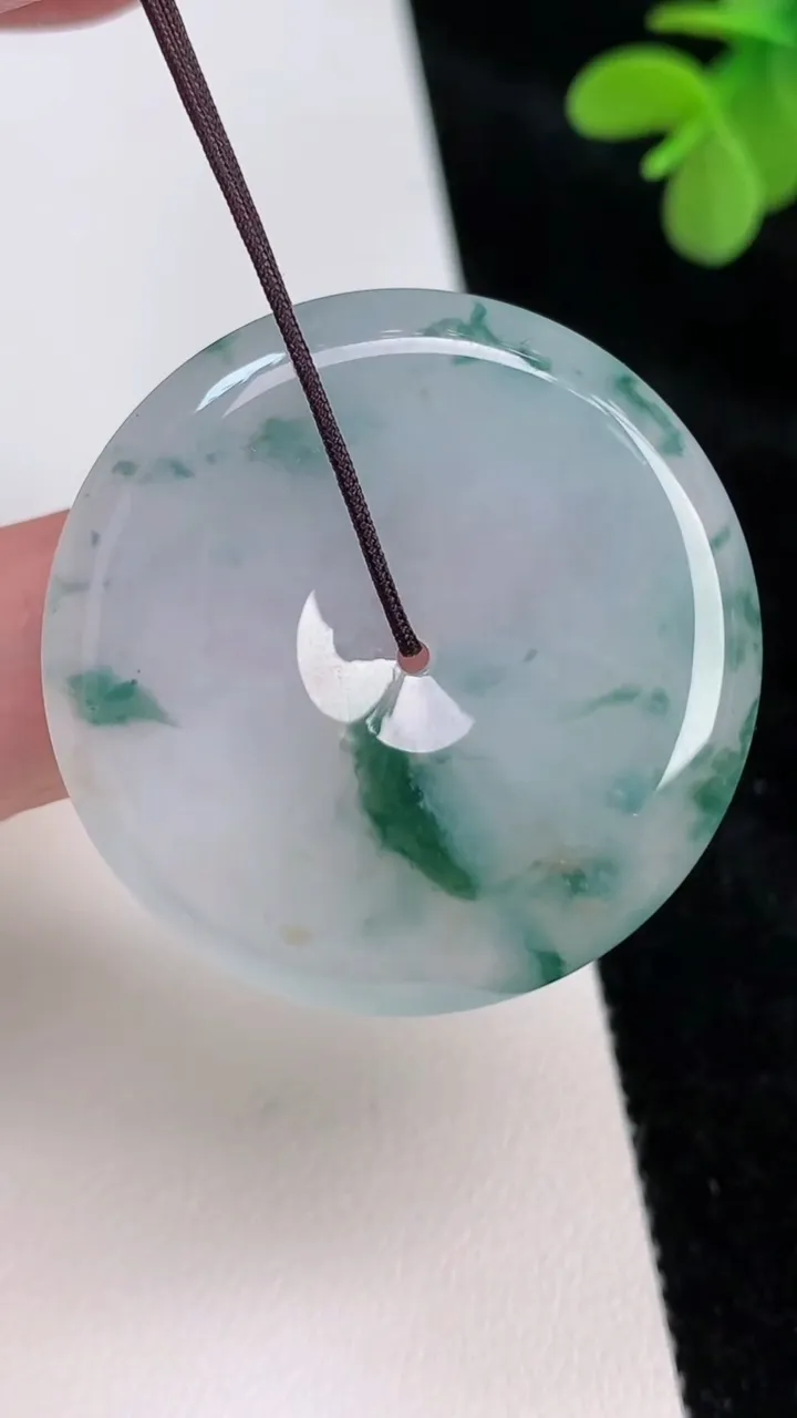 天然A货翡翠飘花平安扣吊坠，尺寸36-5.1，重量:14.75g
6月27日