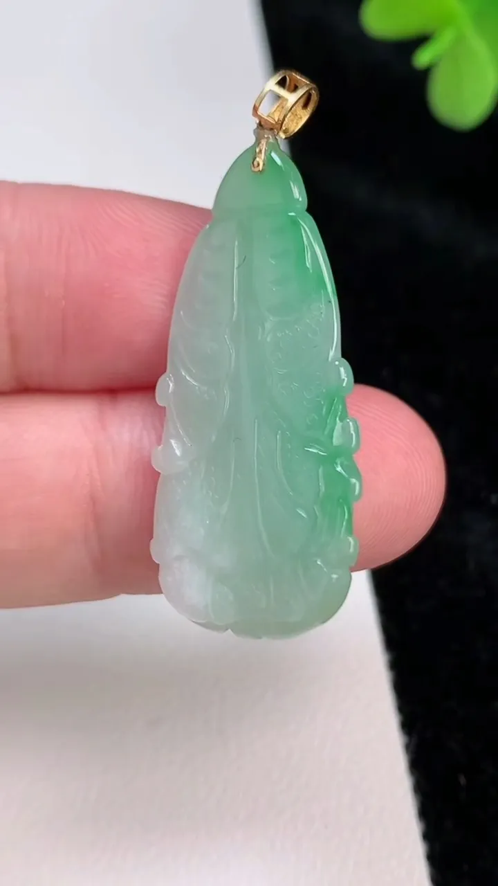 天然A货翡翠白菜吊坠，尺寸35.7-16.5-9.7，重量:6.36g
6月27日
