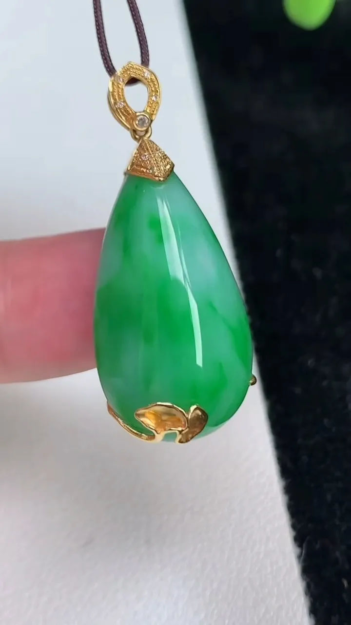 天然A货翡翠水滴吊坠，尺寸27.3-14.8-9.7，重量:7.50g
6月27日