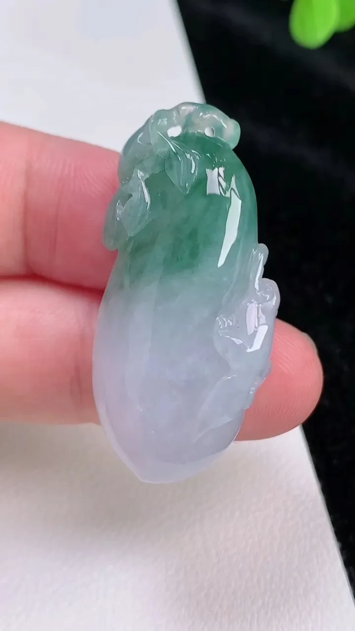 天然A货翡翠飘花福瓜吊坠，尺寸40.2-19.3-10.2，重量:13.92g
6月27日