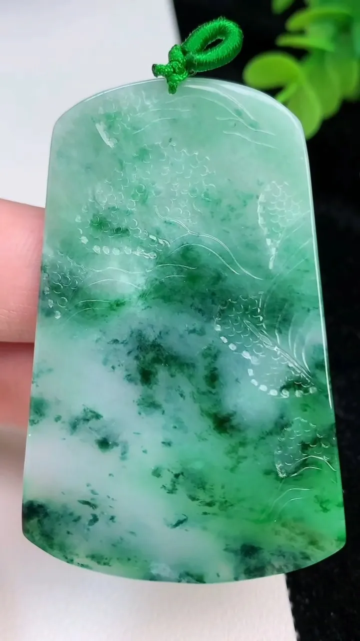 天然A货翡翠山水牌吊坠，尺寸61-39.8-6，重量:28.71g
6月27日