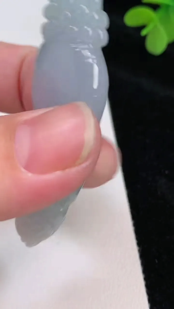 天然A货翡翠人参如意吊坠，尺寸64-17-10.7，重量:20.82g
6月27日