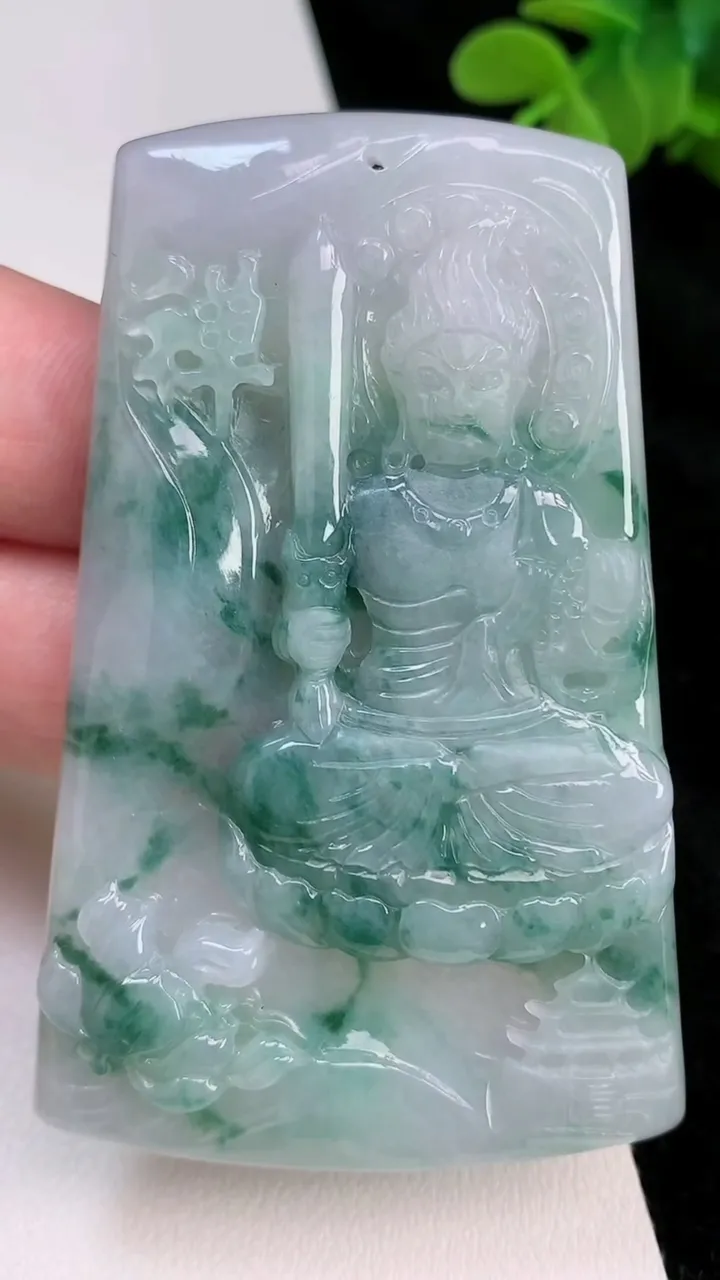 天然A货翡翠飘花不动明王吊坠，尺寸69.5-44-5.2，重量:34.48g
6月27日