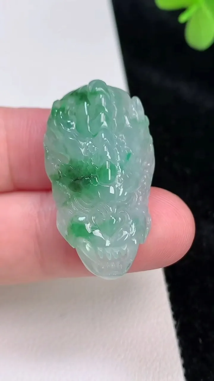 天然A货翡翠龙牌吊坠，尺寸34.8-19.8-10，重量:10.60g
6月27日