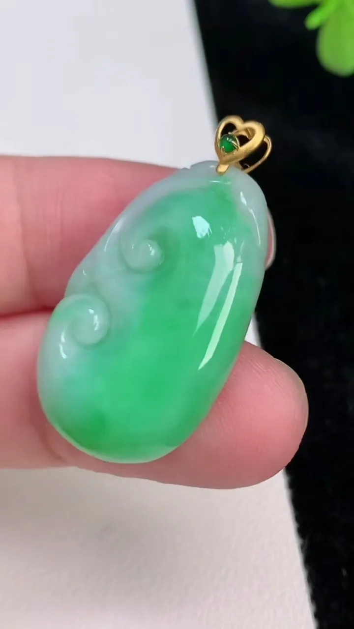 天然A货翡翠如意吊坠，尺寸30.3-19-6，重量:7.42g
6月27日