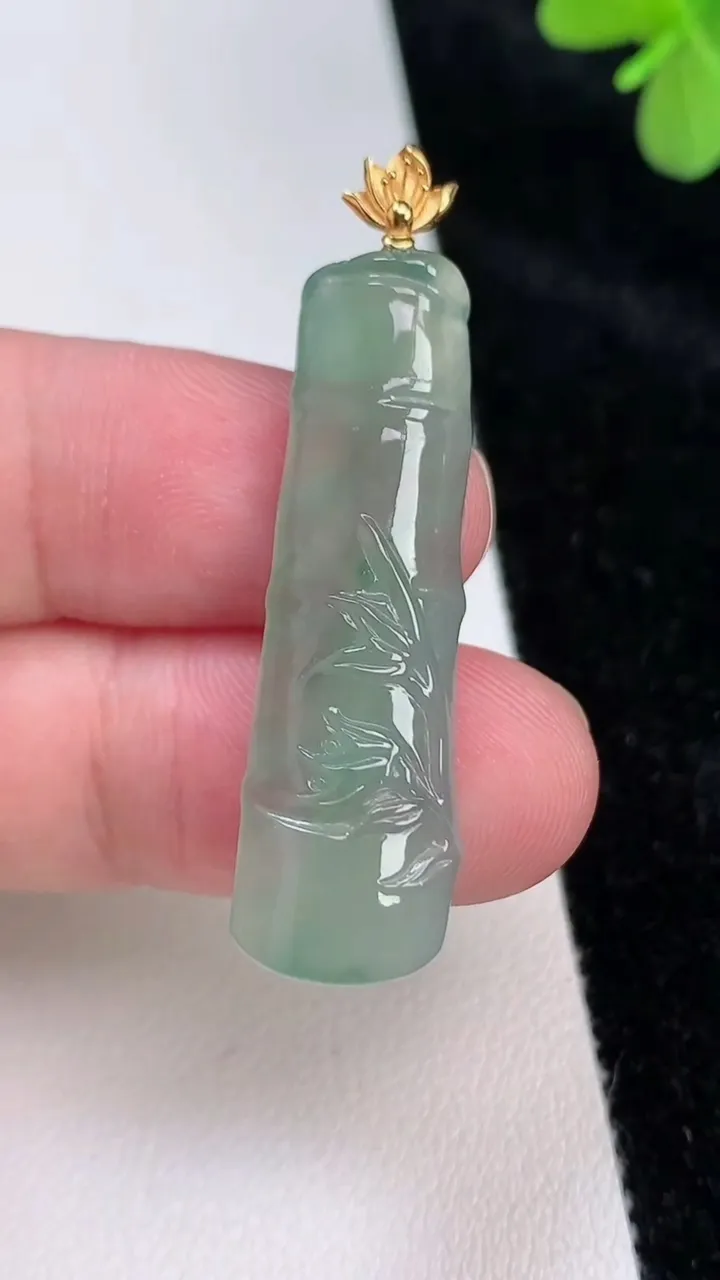 天然A货翡翠节节高升 竹节吊坠，尺寸39.3-12.2-5.5，重量:5.87g
6月27日