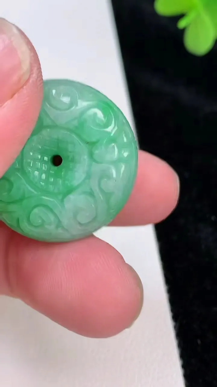 天然A货翡翠雕花平安扣吊坠，尺寸26.5-10，重量:14.09g
6月27日