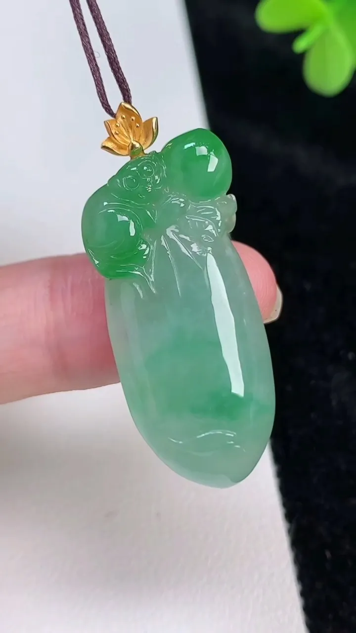 天然A货翡翠福瓜吊坠，尺寸36-15.5-5.6，重量:7.24g
6月27日