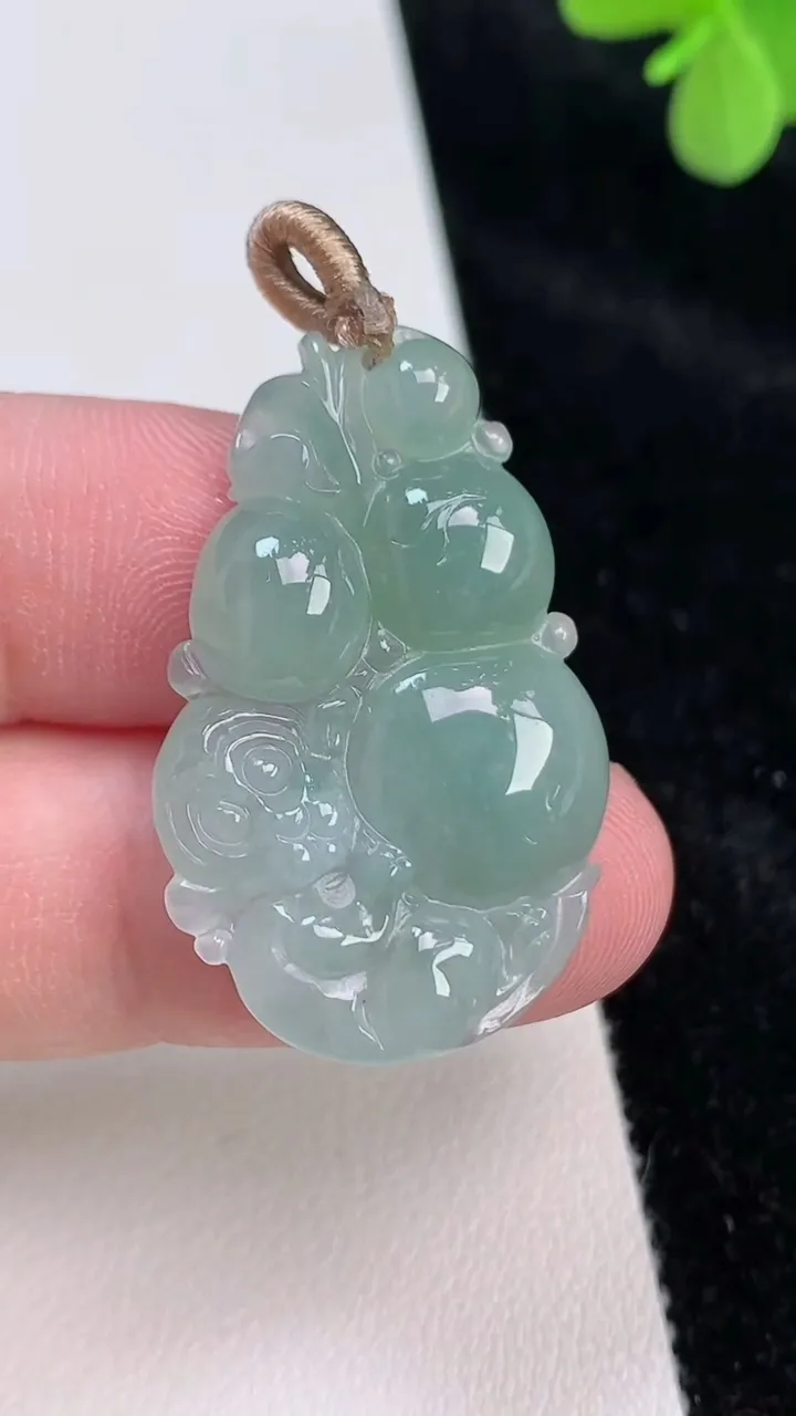 天然A货翡翠生肖猴吊坠，尺寸34.7-22.5-5.8，重量:6.61g
6月27日