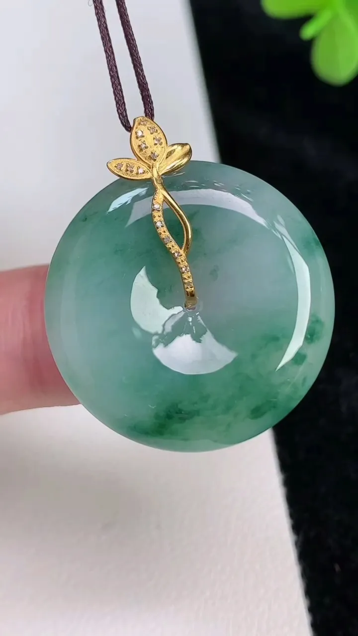 天然A货翡翠平安扣吊坠，尺寸27.4-5.7，重量:9.37g
6月27日