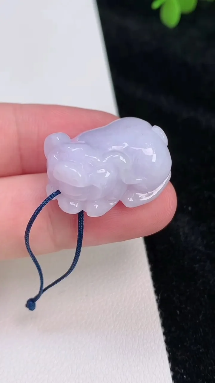 天然A货翡翠紫罗兰生肖猪吊坠，尺寸26-16.7-13，重量:12.59g
6月27日