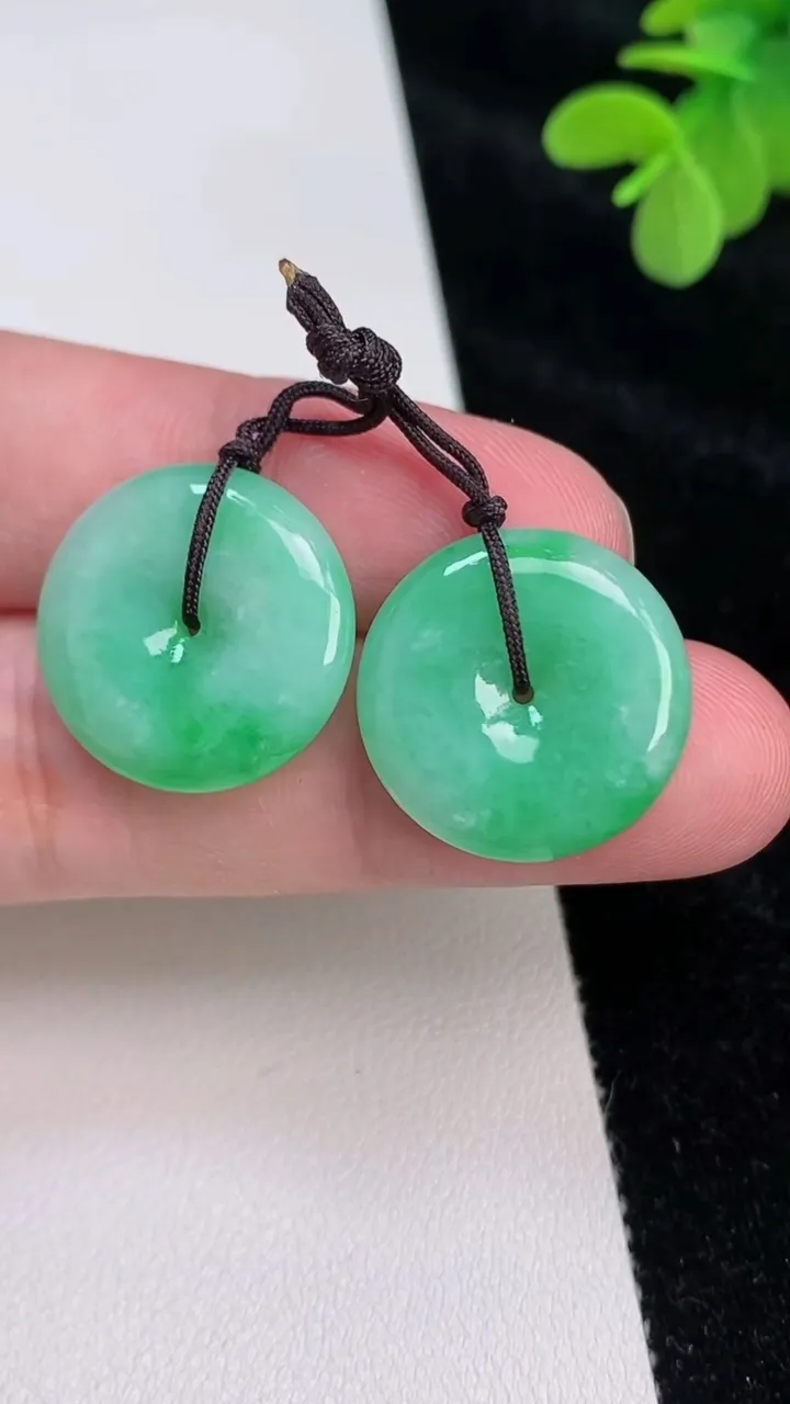 天然A货翡翠平安扣吊坠一对，尺寸20-4.3，重量:7.62g
6月27日