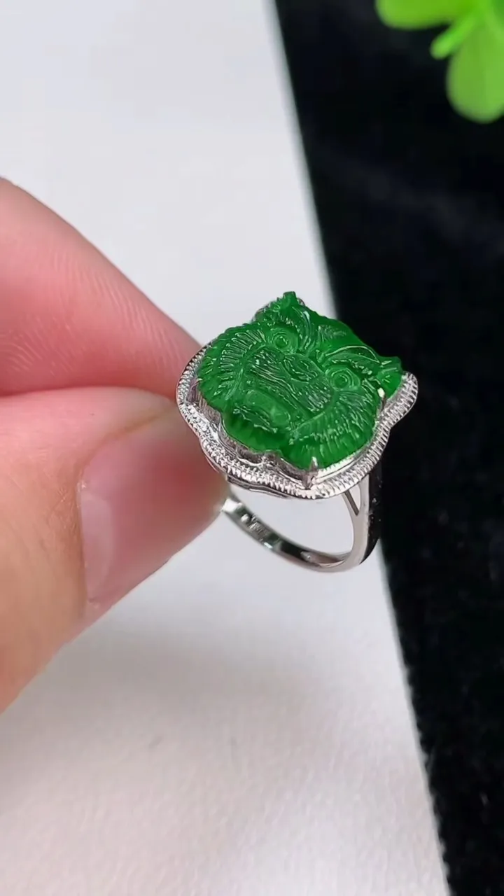 天然A货翡翠老虎戒指，尺寸17-12.3-12.4，重量:2.52g2025年6月27日
工厂直销收藏佳品,种好水足，色泽均匀，有种有色，上手高大气！