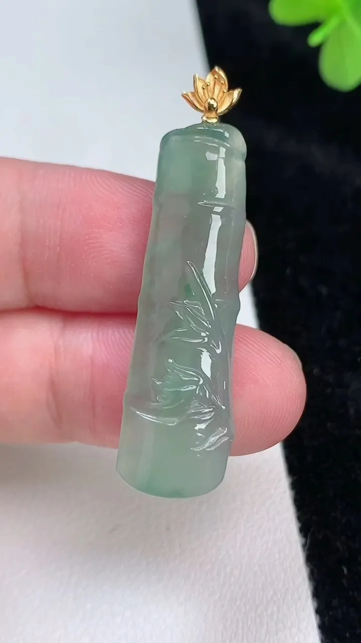 天然A货翡翠节节高升 竹节吊坠，尺寸39.3-12.2-5.5，重量:5.87g
6月27日