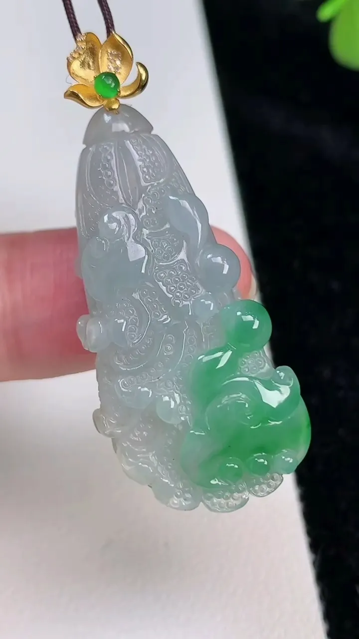 天然A货翡翠白菜吊坠，尺寸37-18-9，重量:9.32g
6月27日