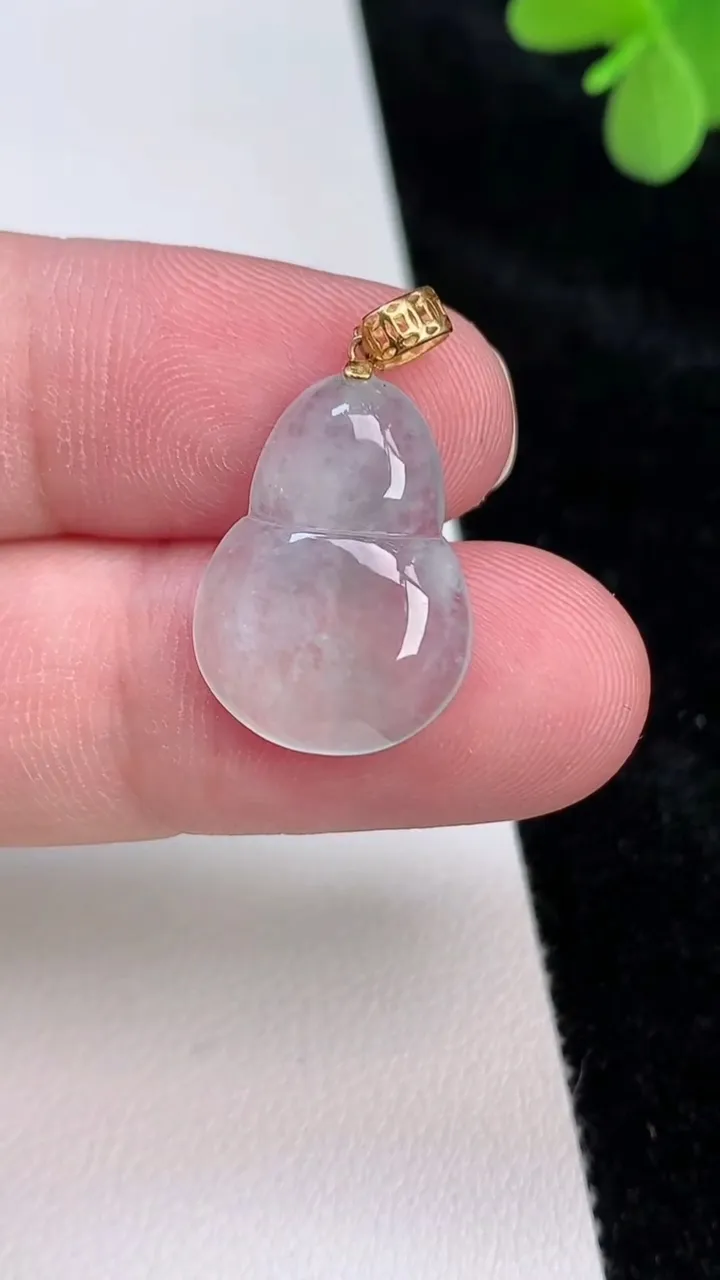 天然A货翡翠葫芦吊坠，尺寸19.4-14.5-4，重量:2.17g
6月27日
