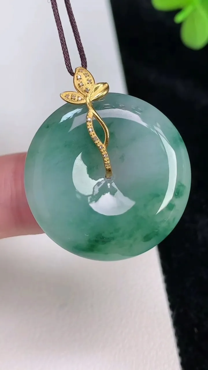 天然A货翡翠平安扣吊坠，尺寸27.4-5.7，重量:9.37g
6月27日