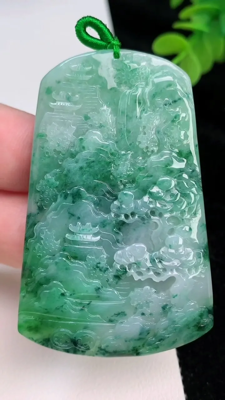 天然A货翡翠山水牌吊坠，尺寸61-39.8-6，重量:28.71g
6月27日