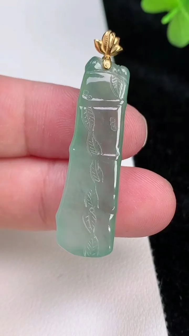 天然A货翡翠节节高升 竹节吊坠，尺寸39.3-12.2-5.5，重量:5.87g
6月27日