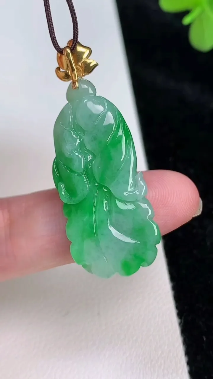 天然A货翡翠白菜吊坠，尺寸34.5-15.8-6，重量:6.34g
6月27日