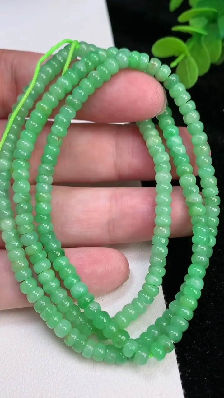 天然A货翡翠算盘珠项链，尺寸4.2-2.5-208颗，重量:25.49g
6月27日