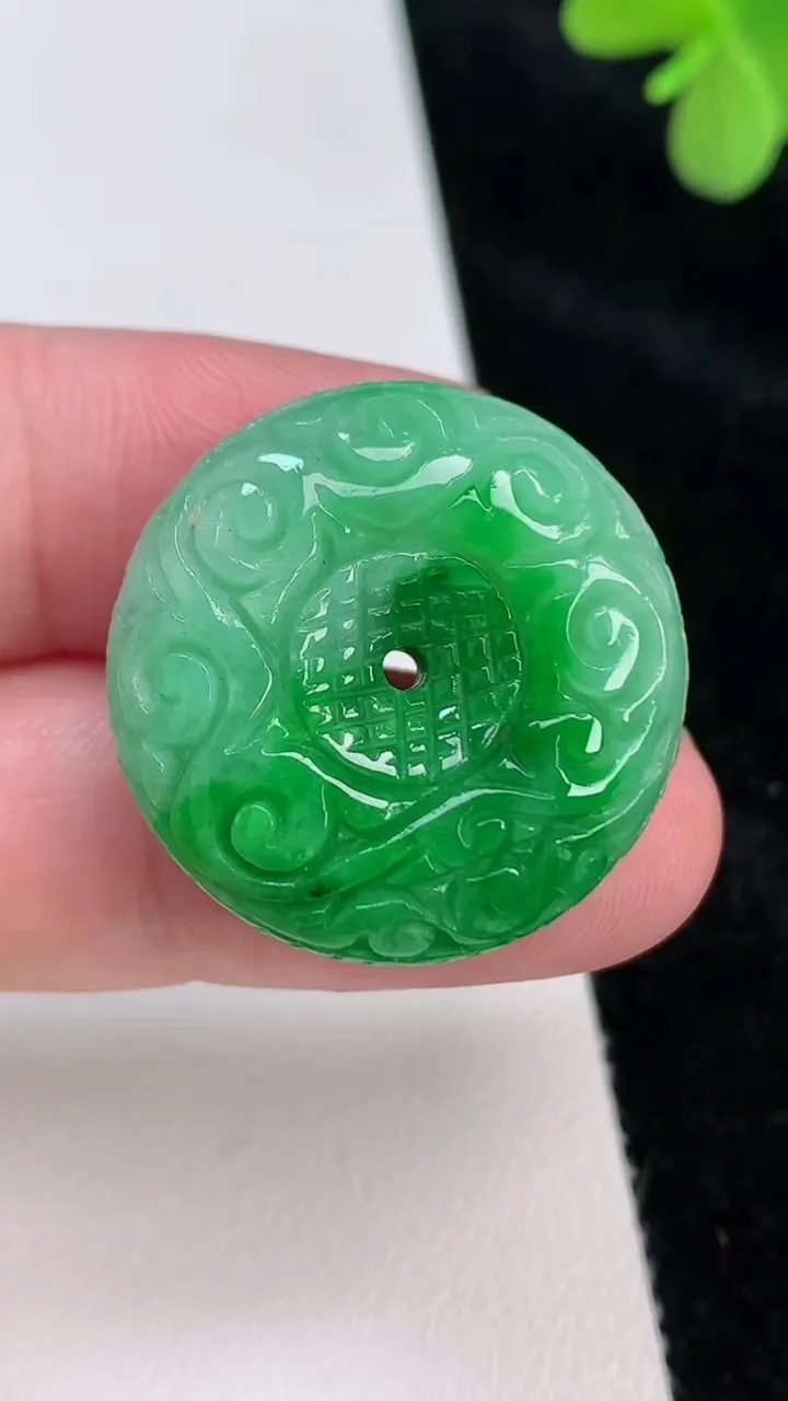 天然A货翡翠雕花平安扣吊坠，尺寸26.5-10，重量:14.09g
6月27日