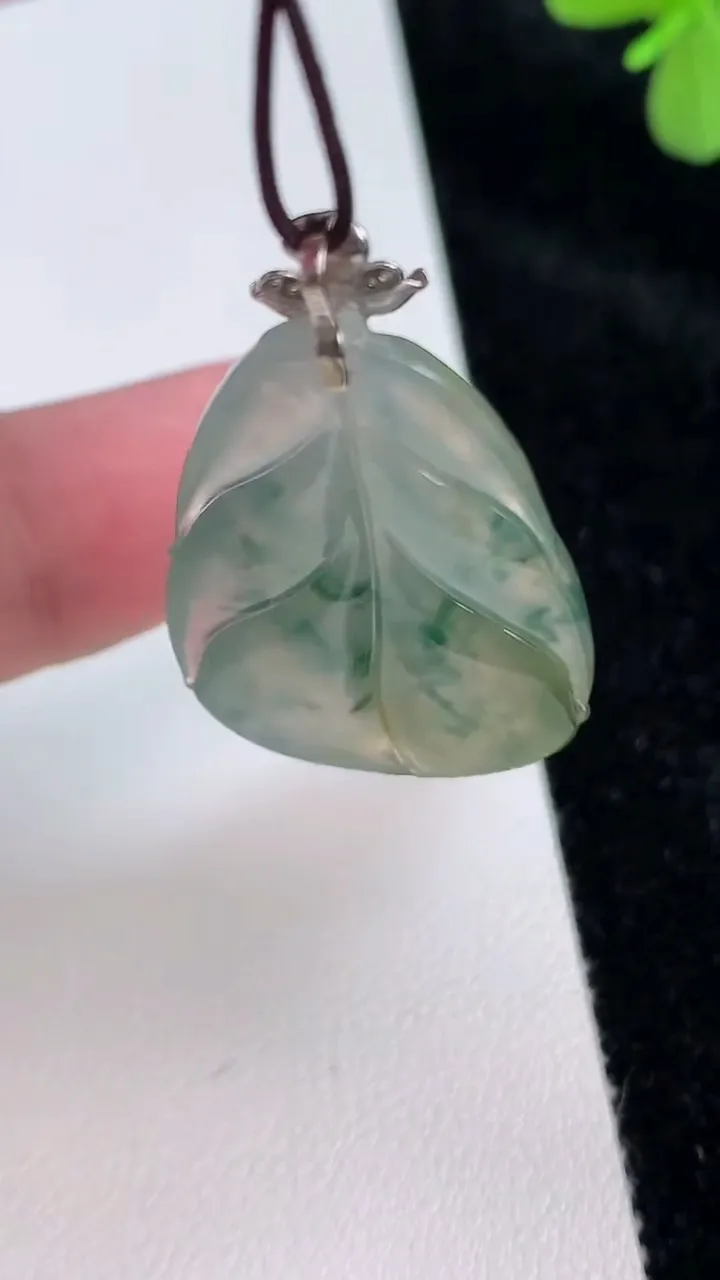天然A货翡翠种飘花金枝玉叶叶子吊坠，尺寸35-30-21.3-5.2，重量:6.32g
6月27日
