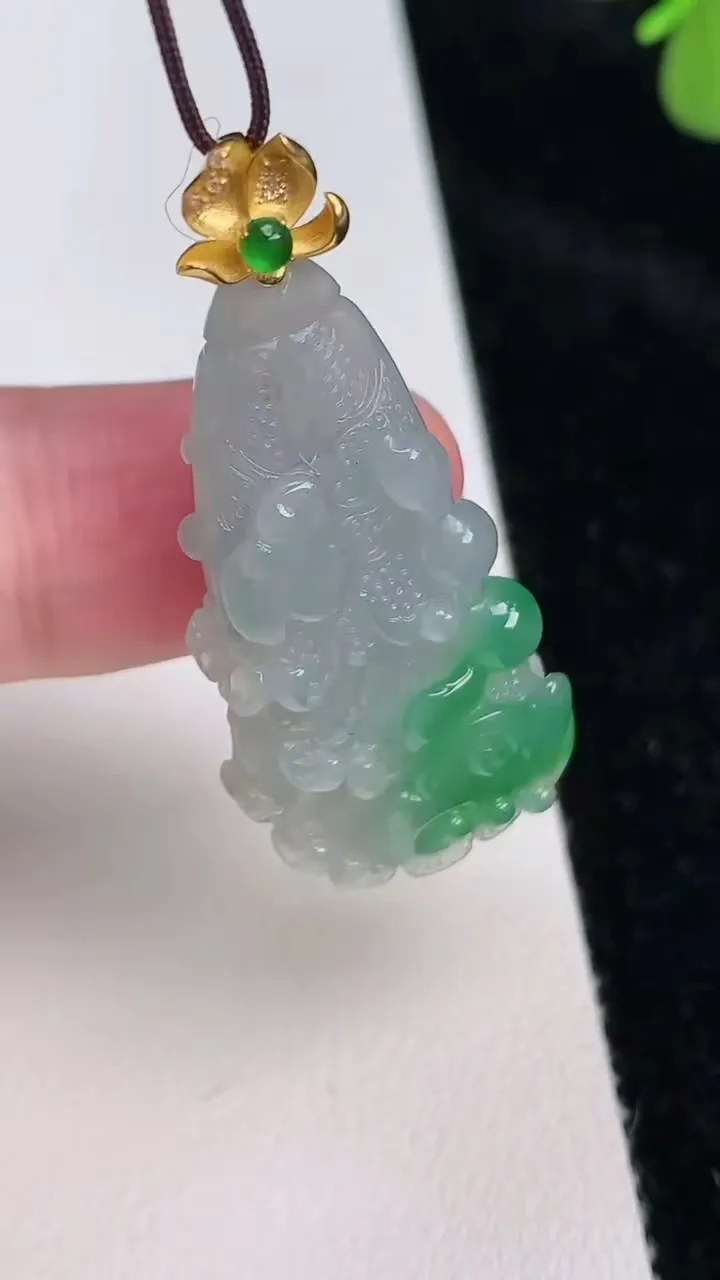 天然A货翡翠白菜吊坠，尺寸37-18-9，重量:9.32g
6月27日